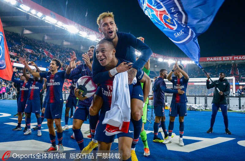 足坛一夜动态：AC米兰大逆转登顶意甲第1，B费创纪录曼联复仇狼队（足坛一夜速递：AC米兰逆转登顶意甲榜首，B费破纪录助曼联复仇狼队）