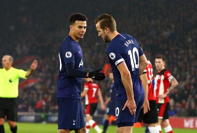 孤立无援？伊萨克上半场仅触球11次传球4次，没有射门（伊萨克上半场受限：仅11次触球、4次传球，零射门）